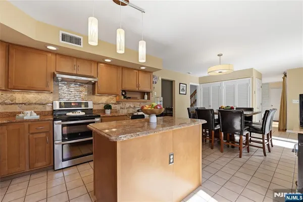 $1,300,000 | 947 Franklin Lake Road, Franklin Lakes, NJ 07417