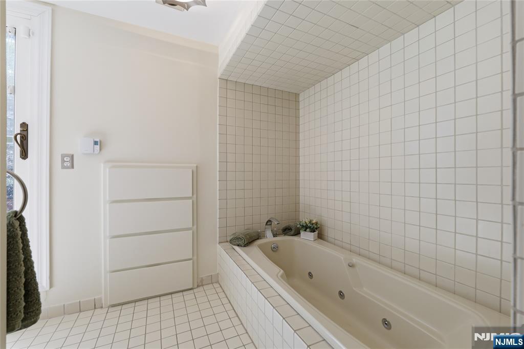 947 Franklin Lake Road Franklin Lakes, NJ 07417 - Photo 24 of 36