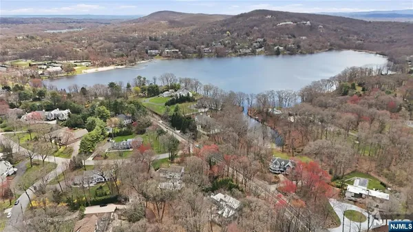 $1,300,000 | 947 Franklin Lake Road, Franklin Lakes, NJ 07417