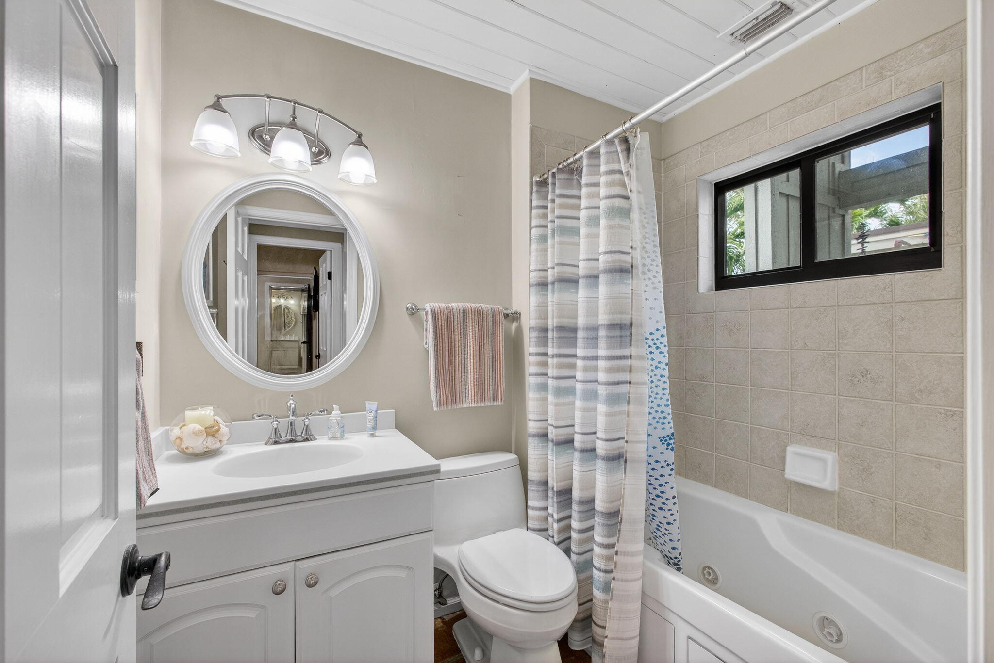 1605 Highway 1, Unit 14E Jupiter, FL 33477 - Photo 16 of 34 Main level Full Bathroom