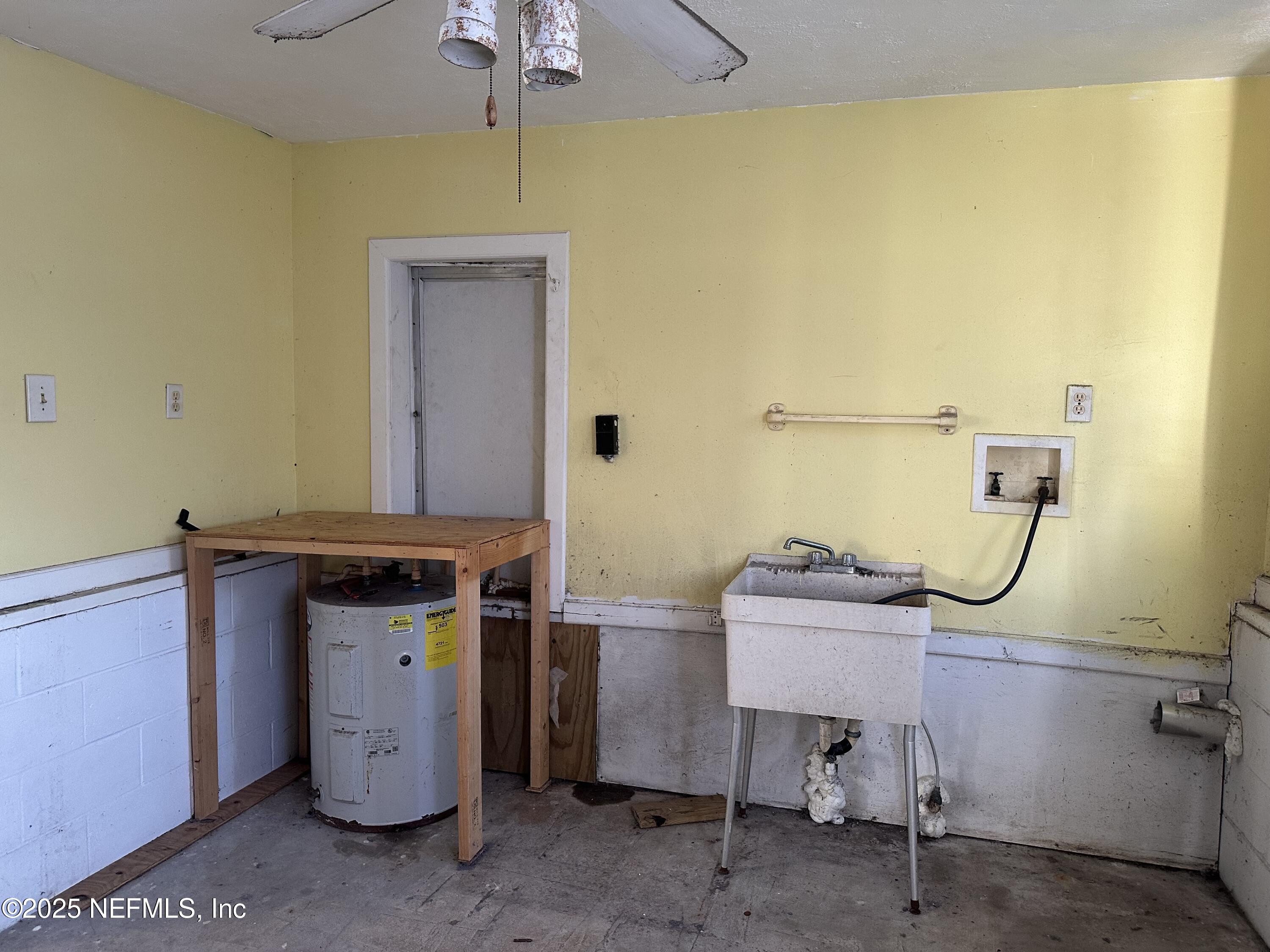 125 Waterside Avenue Satsuma, FL 32189 - Photo 15 of 32 a utility room with dryer and washer