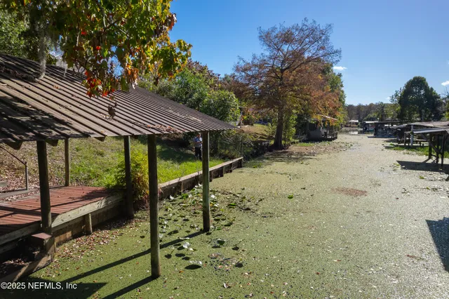 a view of an house with backyard
