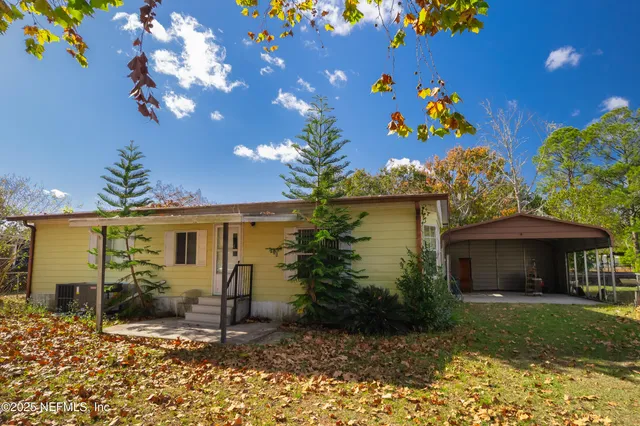a view of a house with a yard