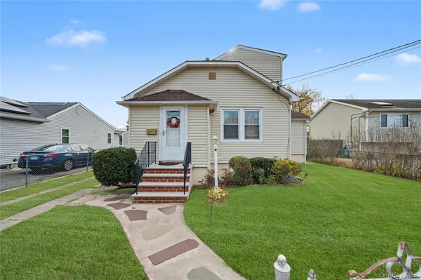 $570,000 | 74 Nassau Street, Islip Terrace, NY 11752