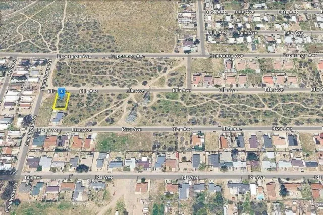 a view of a pathway with a yard