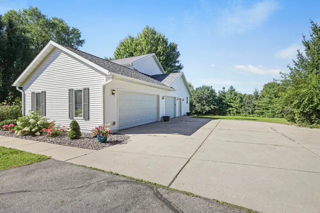 $609,000 | 7801 North Robert Drive, Evansville, WI 53536