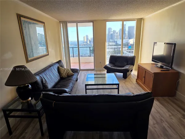 $2,700 | 555 Northeast 15th Street, Unit 20K, Miami, FL 33132
