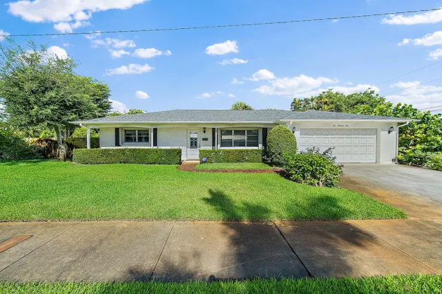 a view of house with a yard