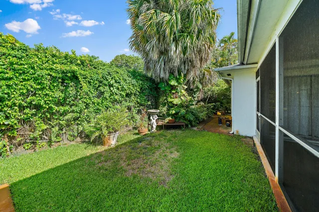 a view of yard with green space