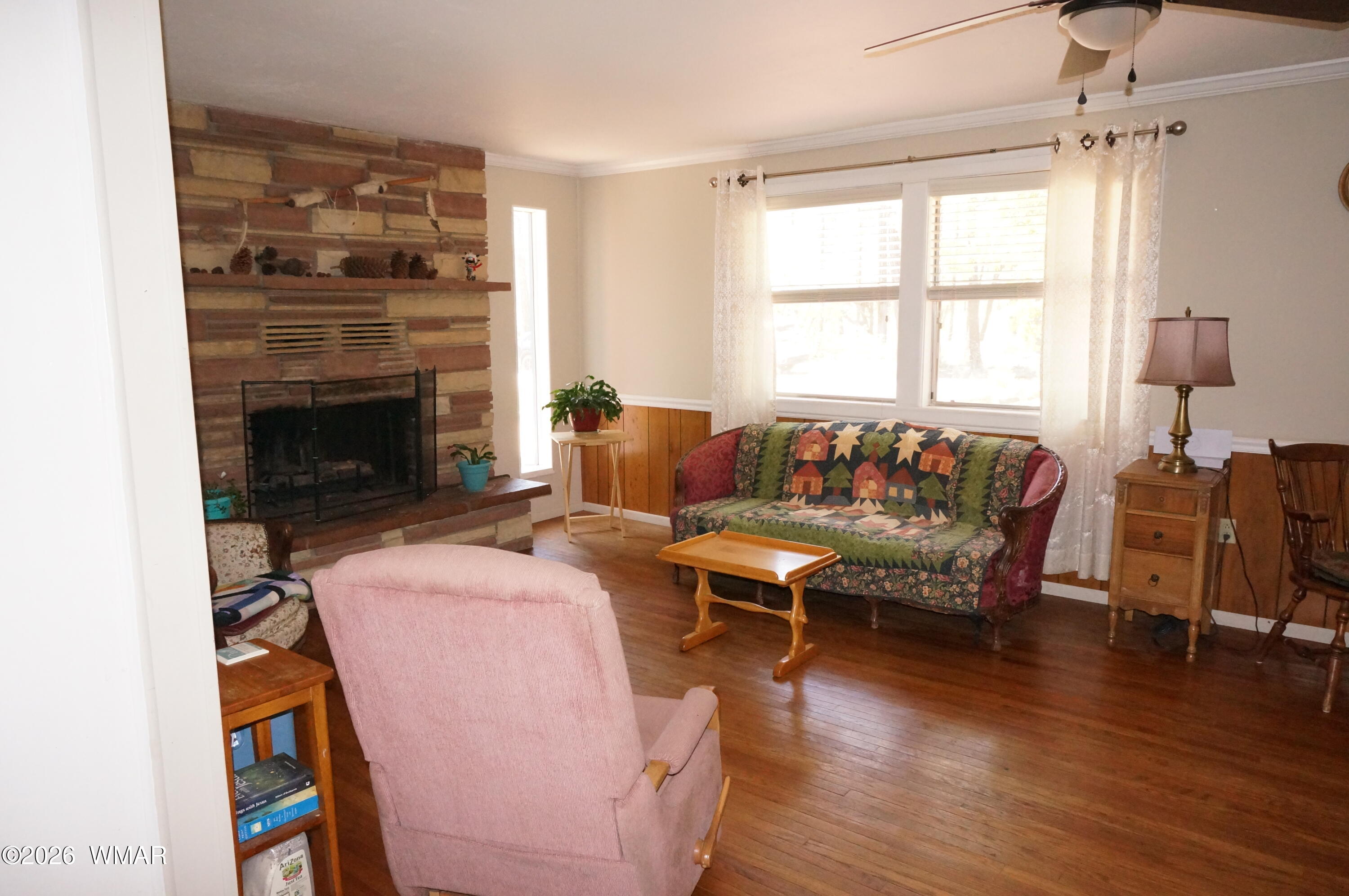 6066 Wagon Wheel Road Lakeside, AZ 85929 - Photo 8 of 32 a living room with furniture and a fireplace