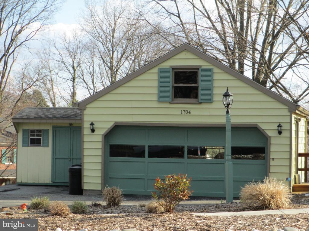 1704 Ridgeview Avenue Lancaster, PA 17603 - Photo 2 of 40 Gallery Image 2