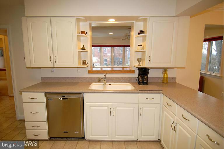 6548 Little Falls Road Arlington, VA 22213 - Photo 14 of 27 Kitchen