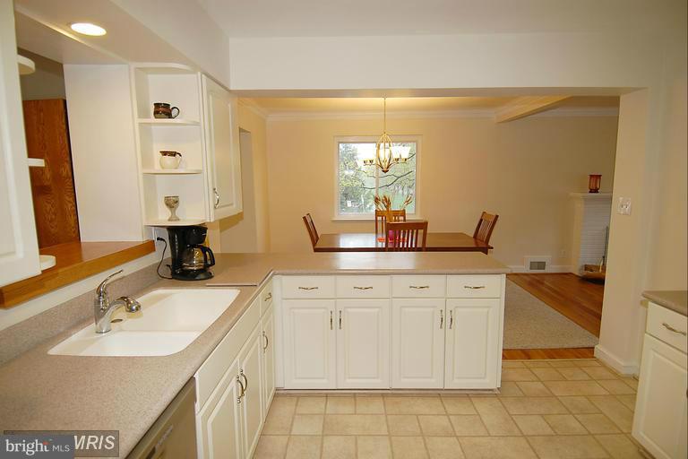 6548 Little Falls Road Arlington, VA 22213 - Photo 15 of 27 Kitchen