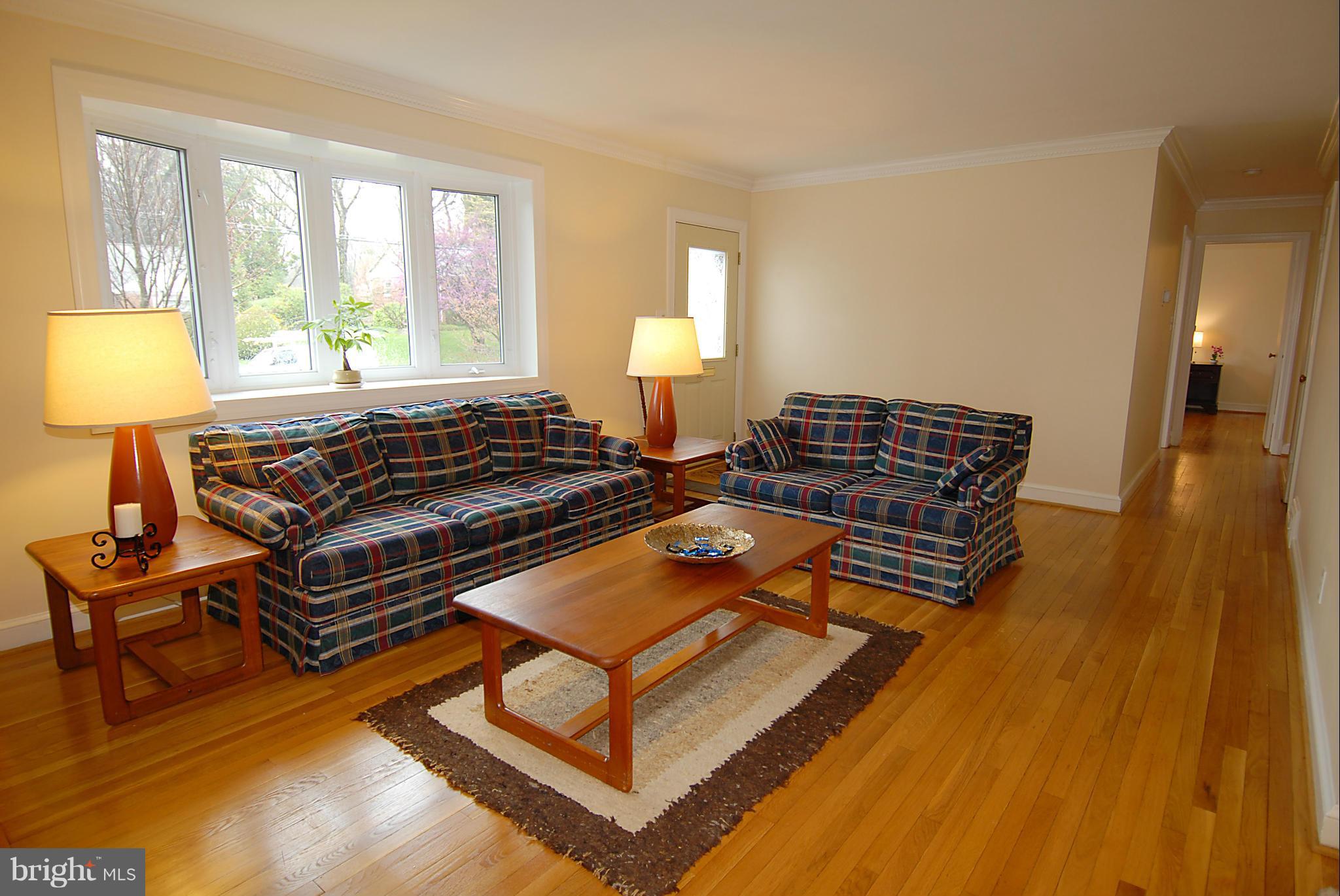 6548 Little Falls Road Arlington, VA 22213 - Photo 5 of 27 Living Room