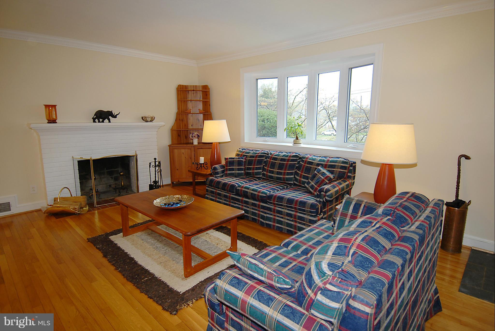 6548 Little Falls Road Arlington, VA 22213 - Photo 6 of 27 Living Room