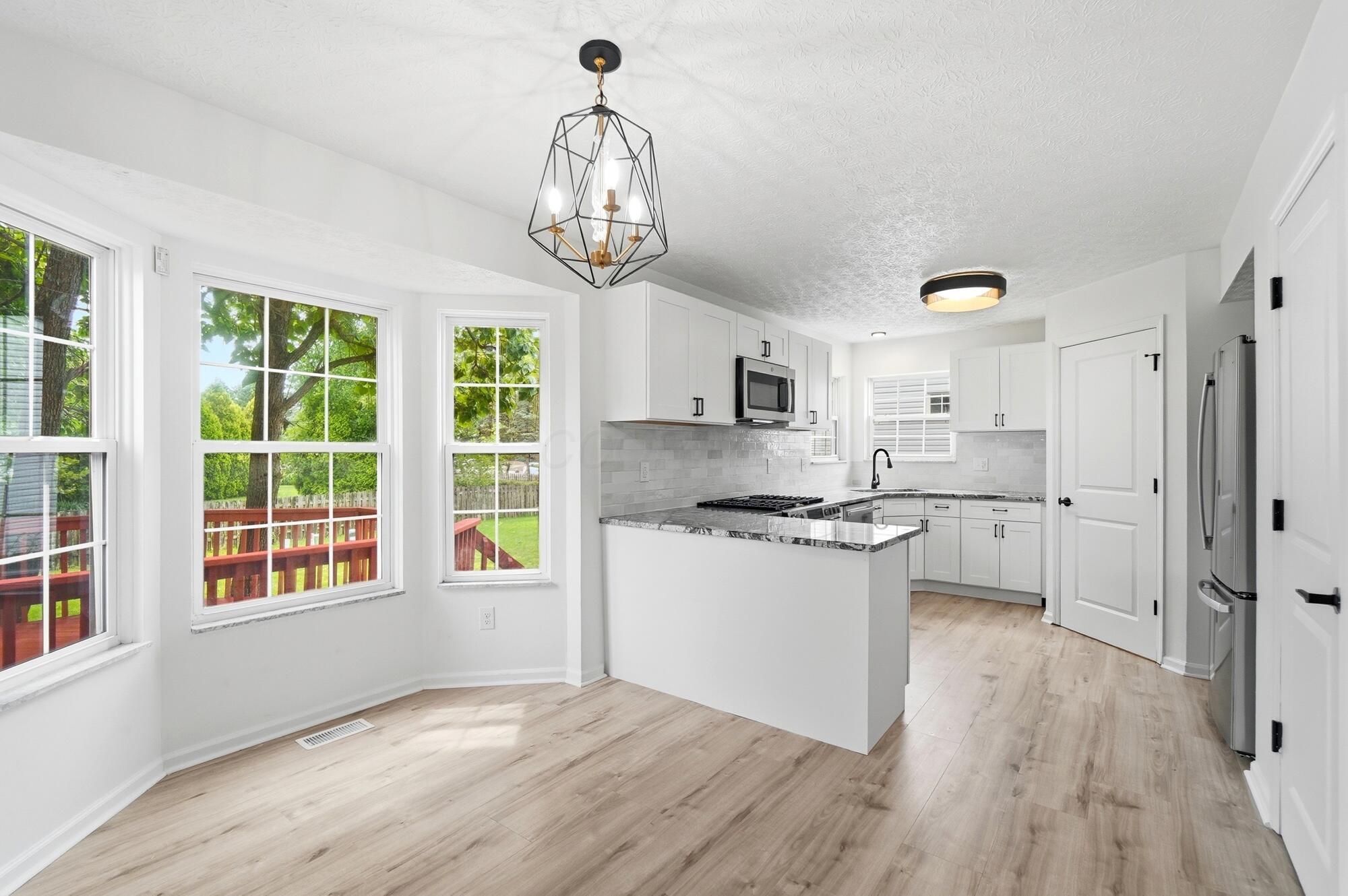 3114 Remington Ridge Road Columbus, OH 43232 - Photo 6 of 42 kitchen and dining