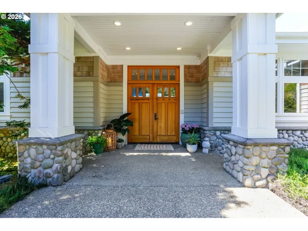 a view of entryway with a house