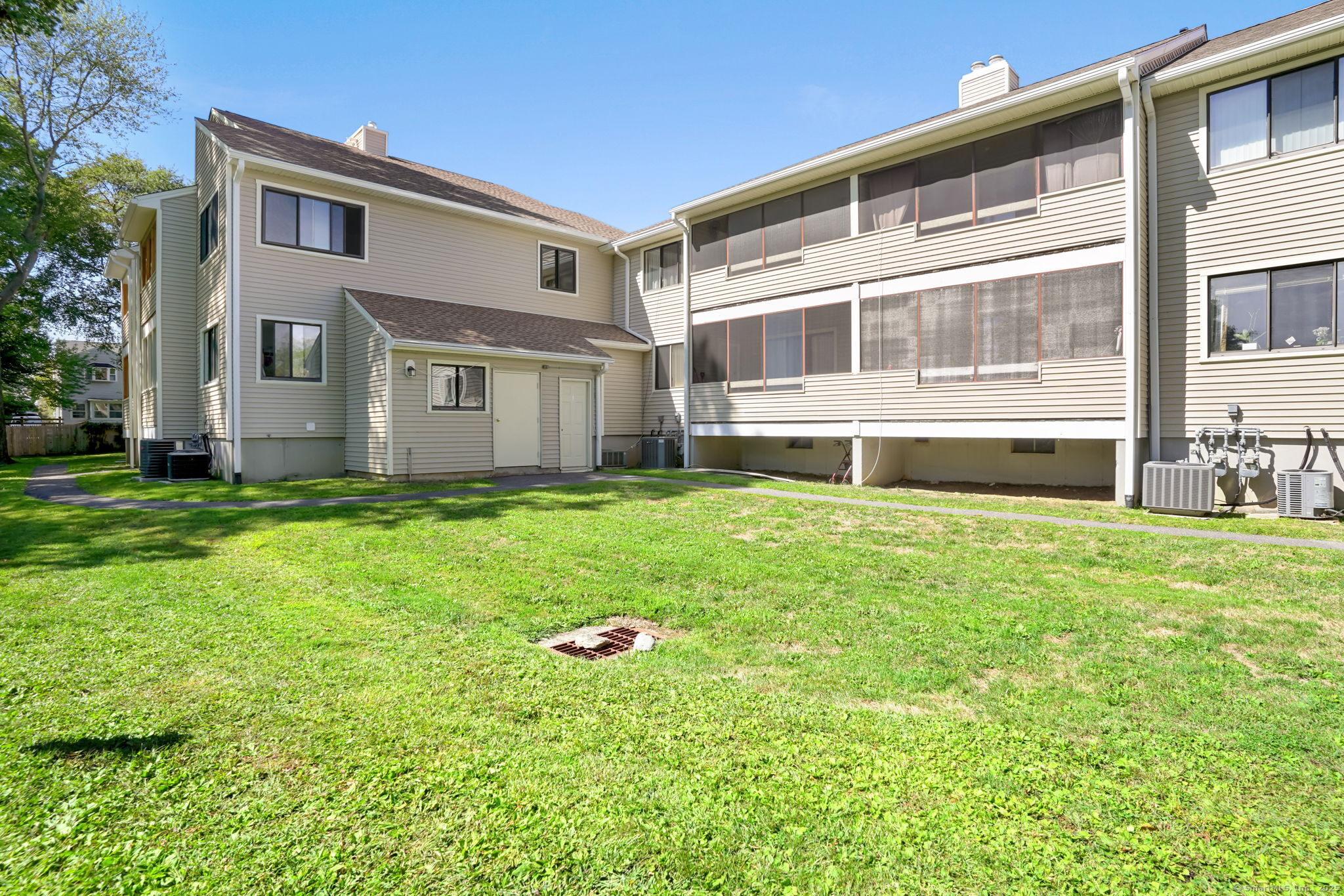81 Lance Circle, Unit 81 Bridgeport, CT 06606 - Photo 20 of 24 a house view with a garden space