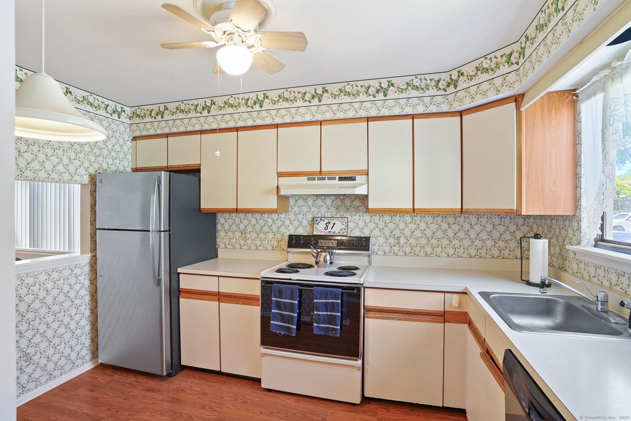 81 Lance Circle, Unit 81 Bridgeport, CT 06606 - Photo 3 of 24 a kitchen with a stove a sink and a refrigerator