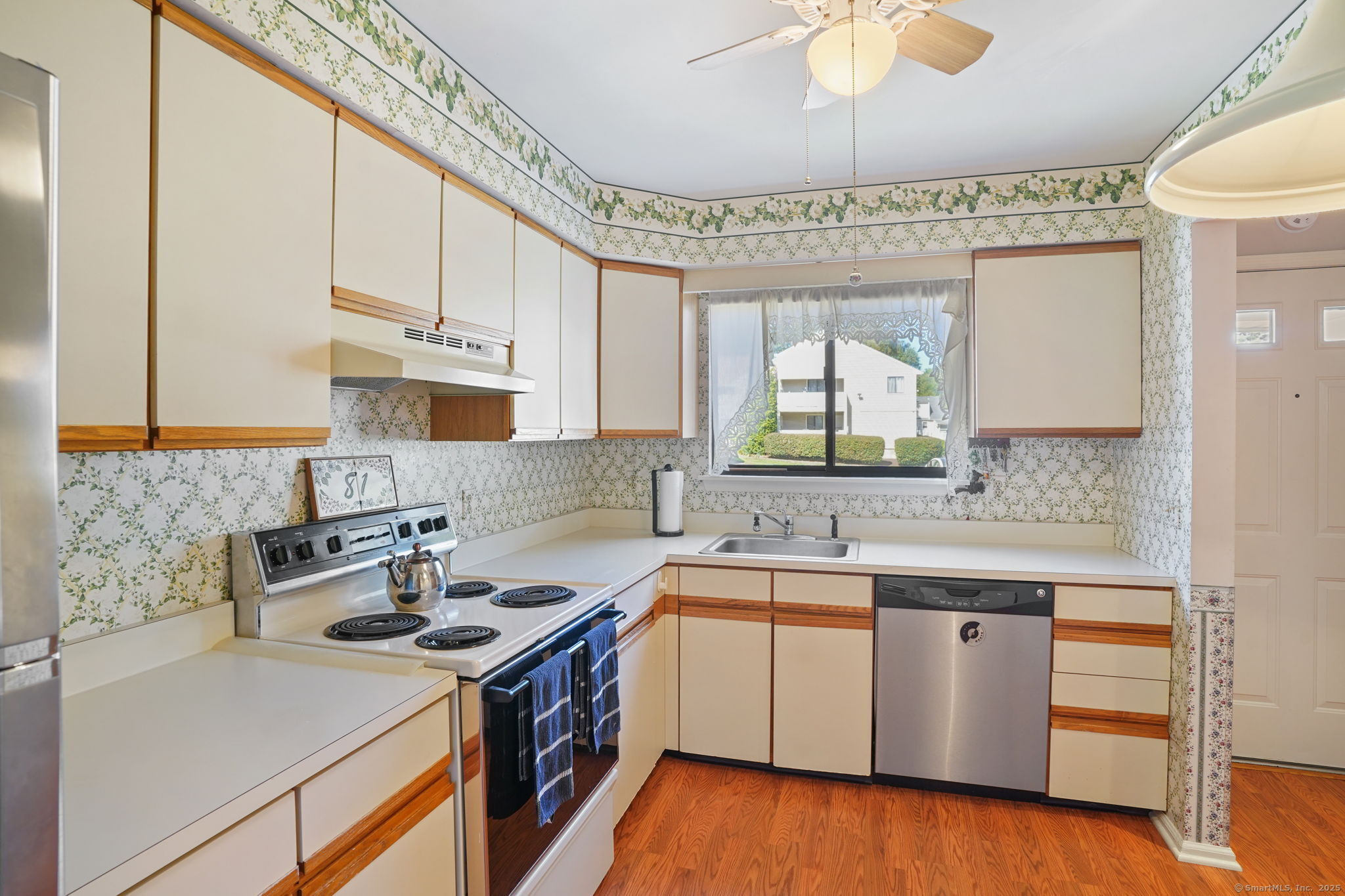 81 Lance Circle, Unit 81 Bridgeport, CT 06606 - Photo 4 of 24 a kitchen with a sink stove and cabinets