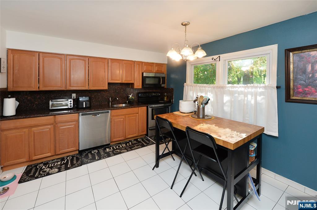85 B Primrose Lane, Unit 85B Paramus, NJ 07652 - Photo 2 of 16