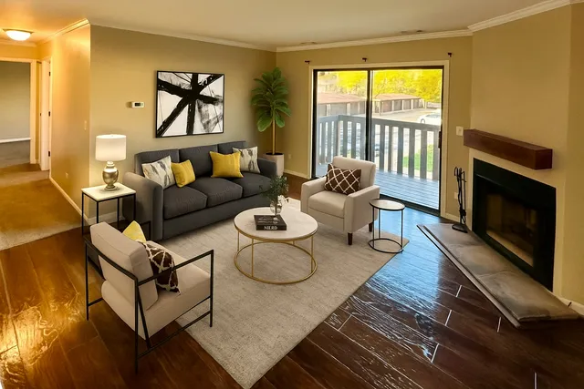 $189,000 | 221 Uteg Street, Unit G, Crystal Lake, IL 60014