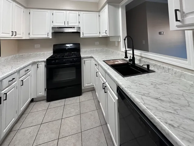 $189,000 | 221 Uteg Street, Unit G, Crystal Lake, IL 60014