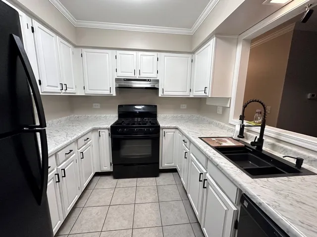 $189,000 | 221 Uteg Street, Unit G, Crystal Lake, IL 60014