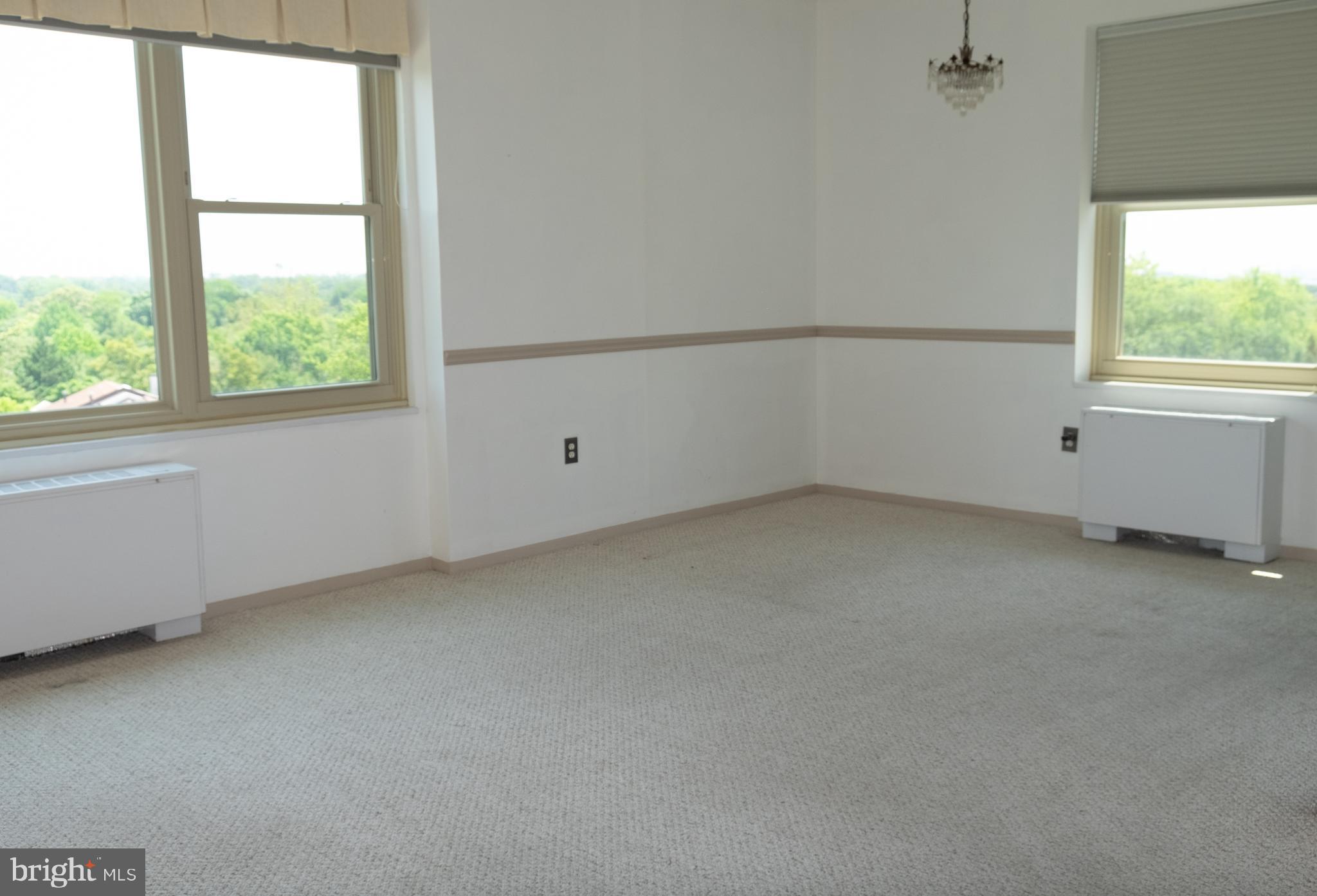 4401 Roland Avenue, Unit 601 Baltimore, MD 21210 - Photo 3 of 22 Living/Dining Combo