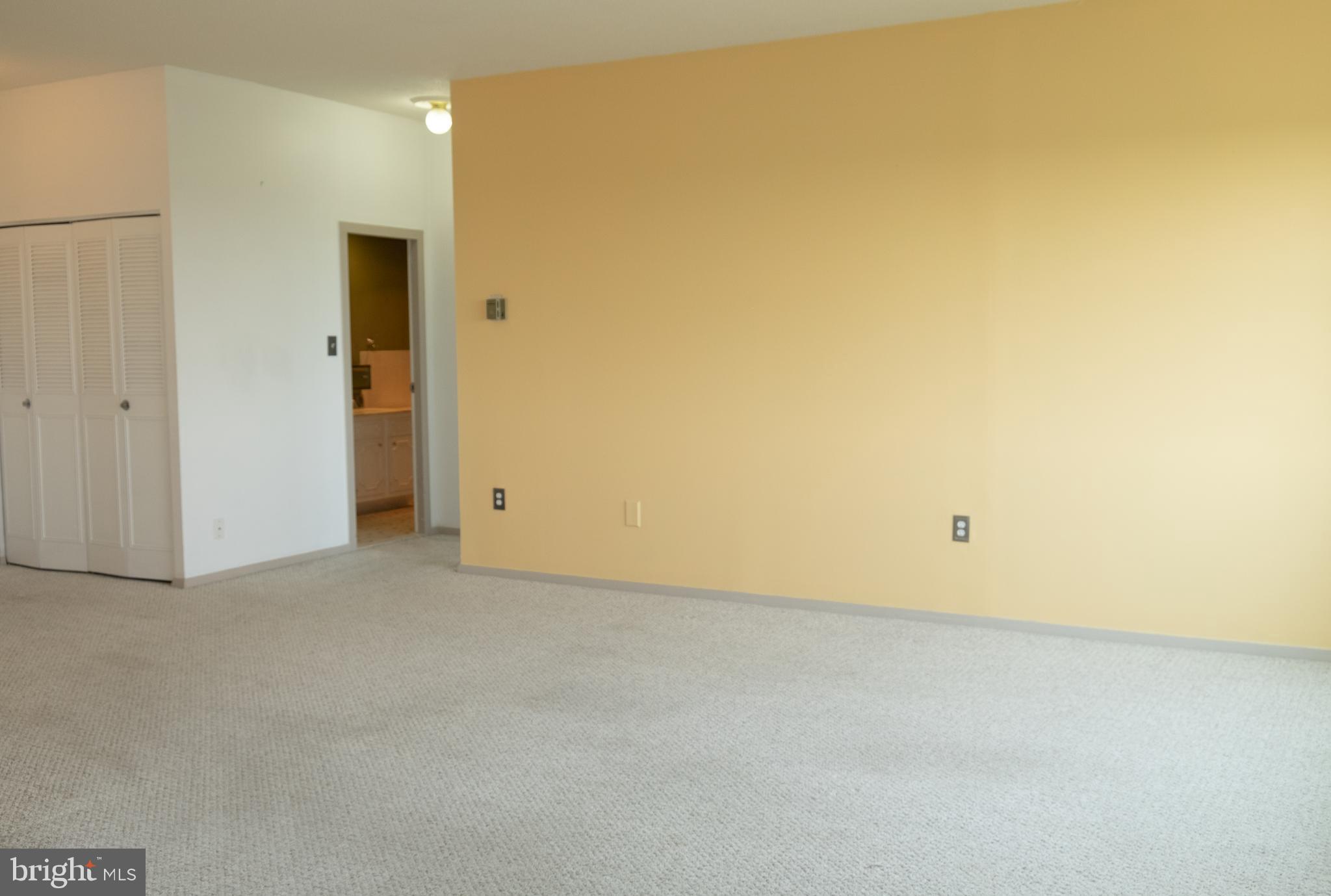 4401 Roland Avenue, Unit 601 Baltimore, MD 21210 - Photo 9 of 22 Living Room