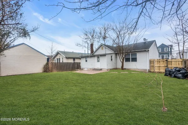 a view of a house with backyard and garden