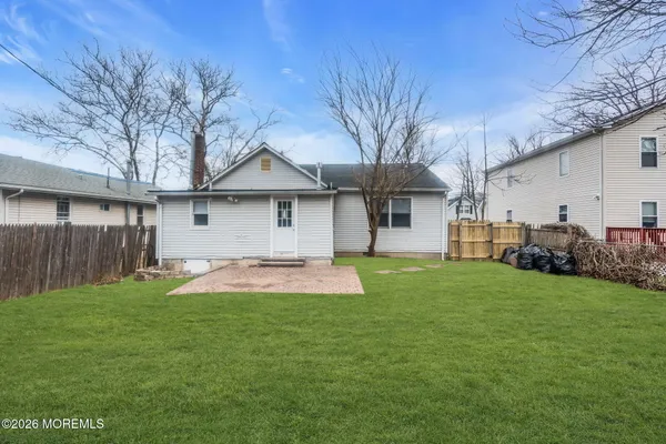 a view of a yard in front of house