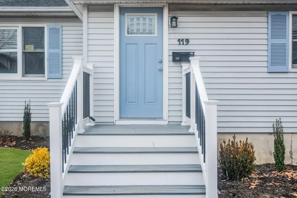 a view of entryway front of house
