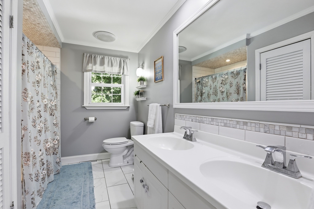 60 R Jasper Street Saugus, MA 01906 - Photo 18 of 33