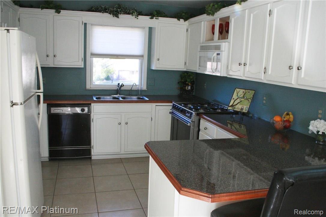 1037 Pine Ridge Road Milford, MI 48380 - Photo 14 of 21 IMG_2982.jpg