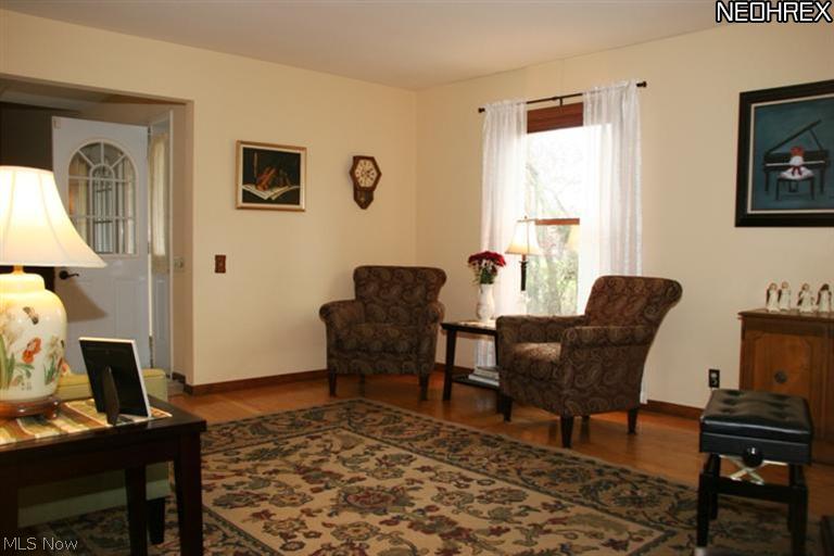 2900 Medfield Road Cleveland, OH 44124 - Photo 3 of 25 Addtional sitting space in the Living Room