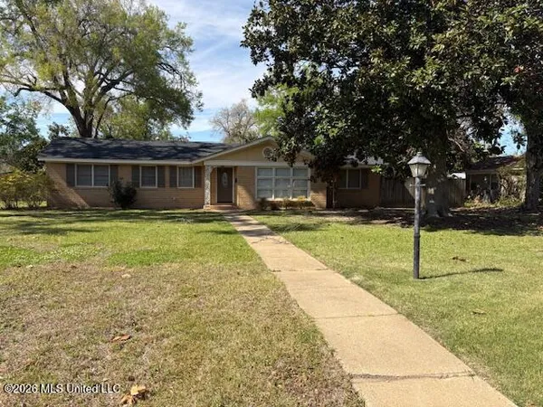 $175,000 | 415 East Jeff Davis Avenue, Greenwood, MS 38930