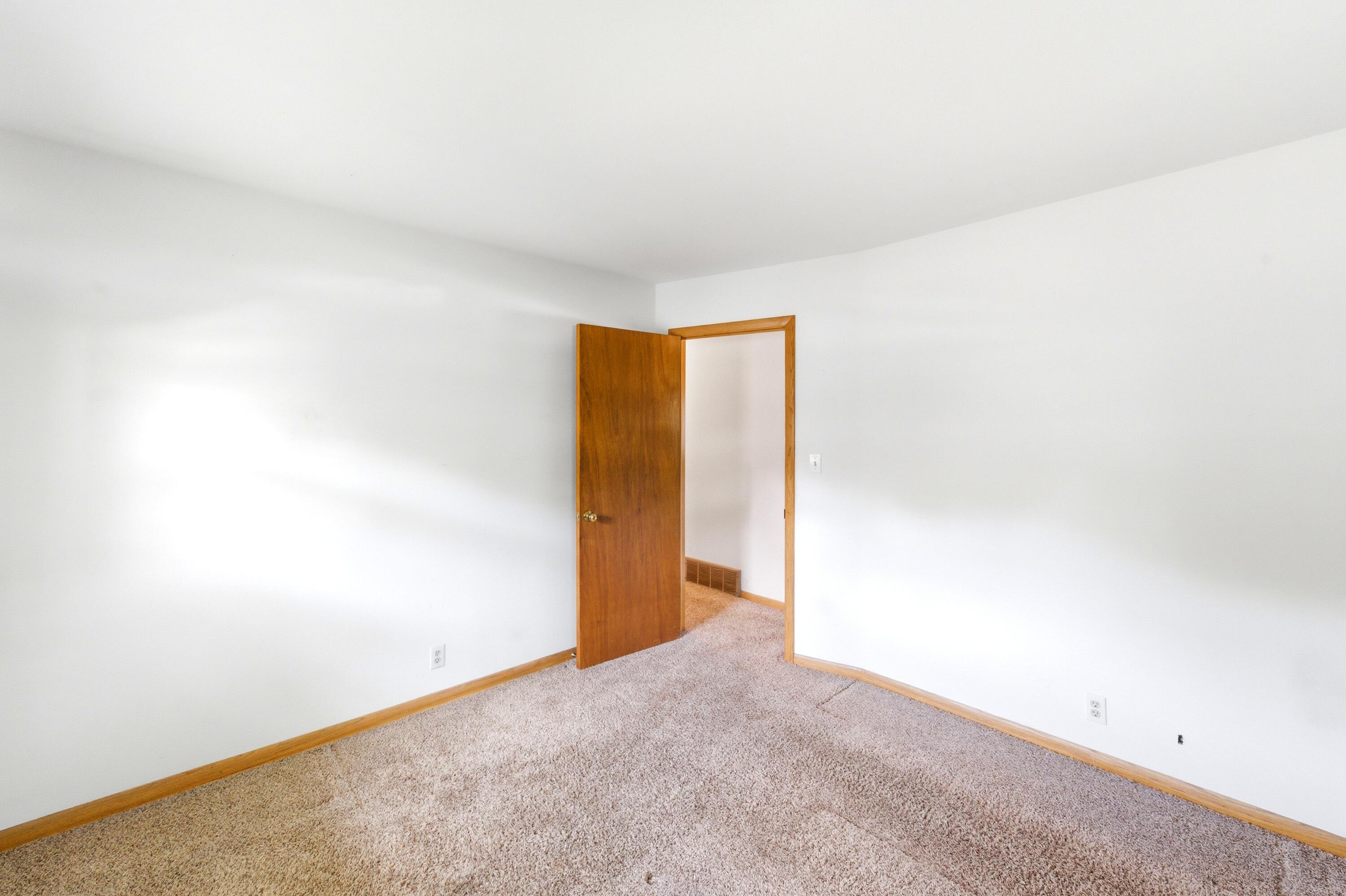 3520 Knoll Place Racine, WI 53403 - Photo 12 of 32 Primary Bedroom