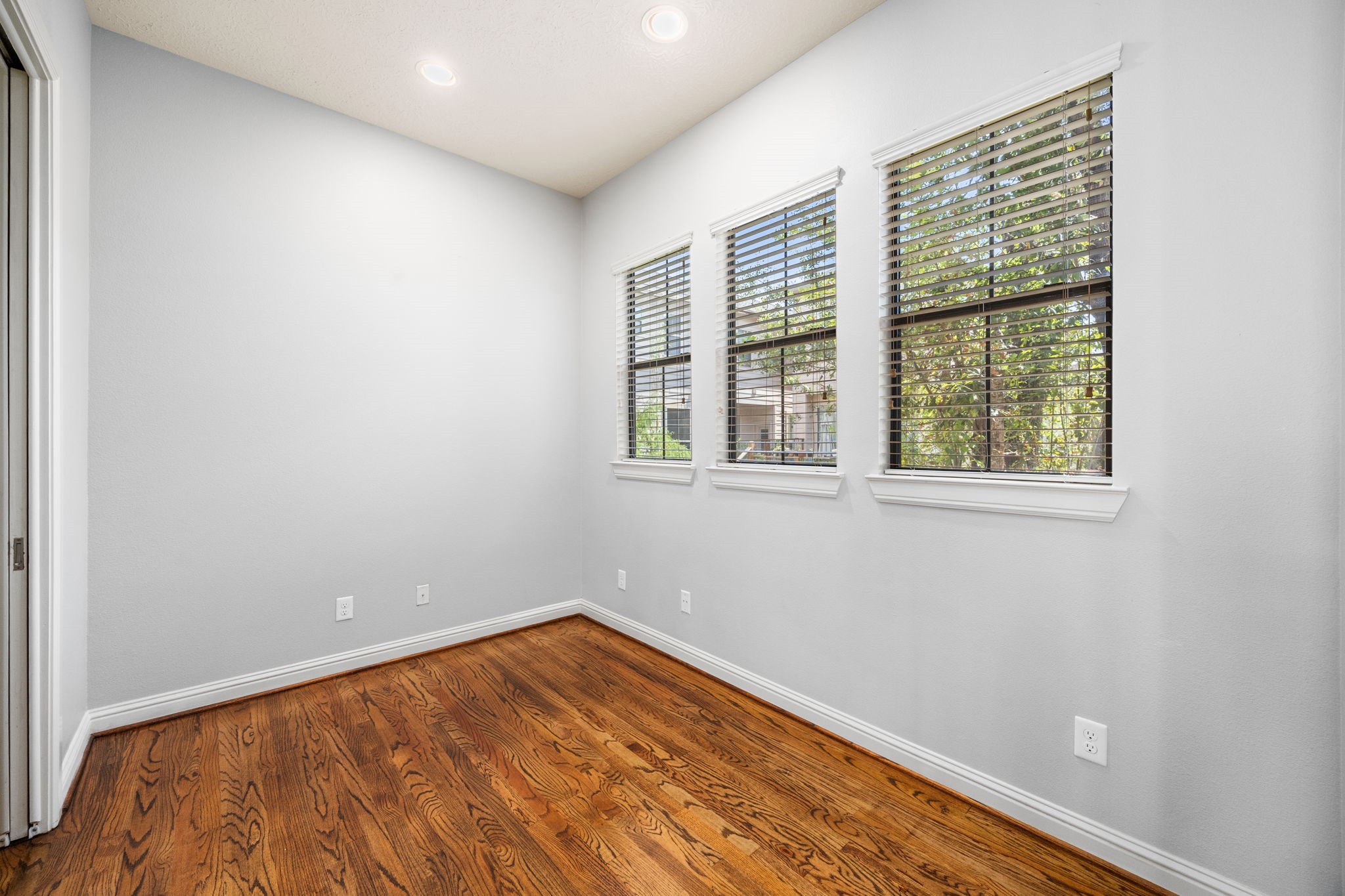 5213 Eigel Street, Unit A Houston, TX 77007 - Photo 17 of 30 an empty room with a window