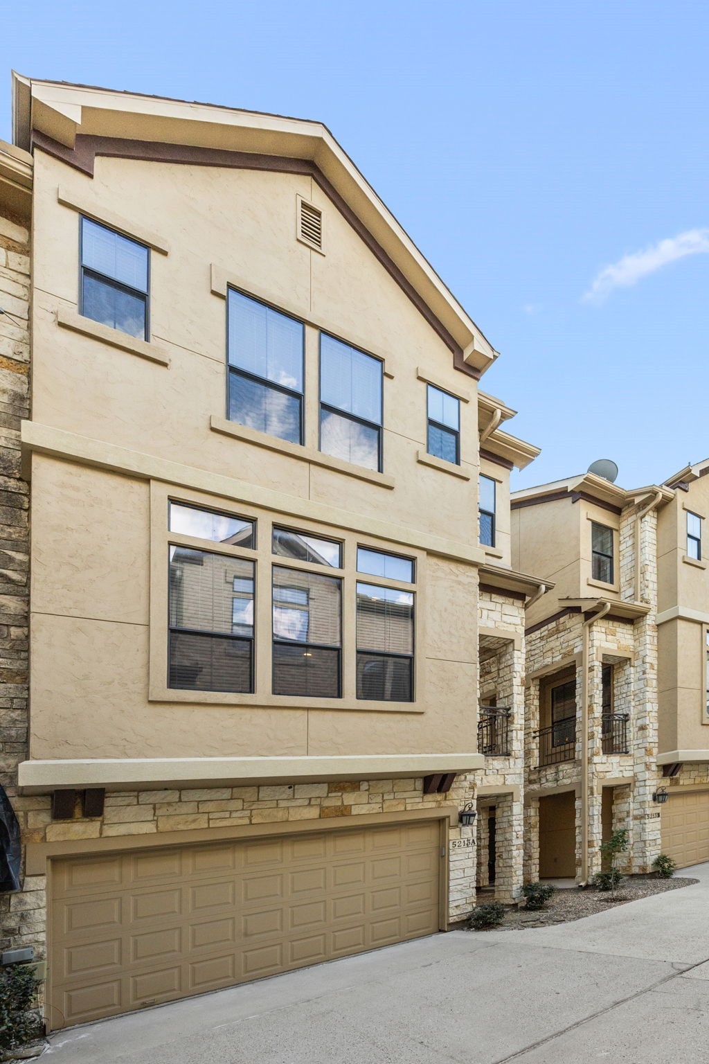 5213 Eigel Street, Unit A Houston, TX 77007 - Photo 29 of 30 a view of a building with a outdoor space