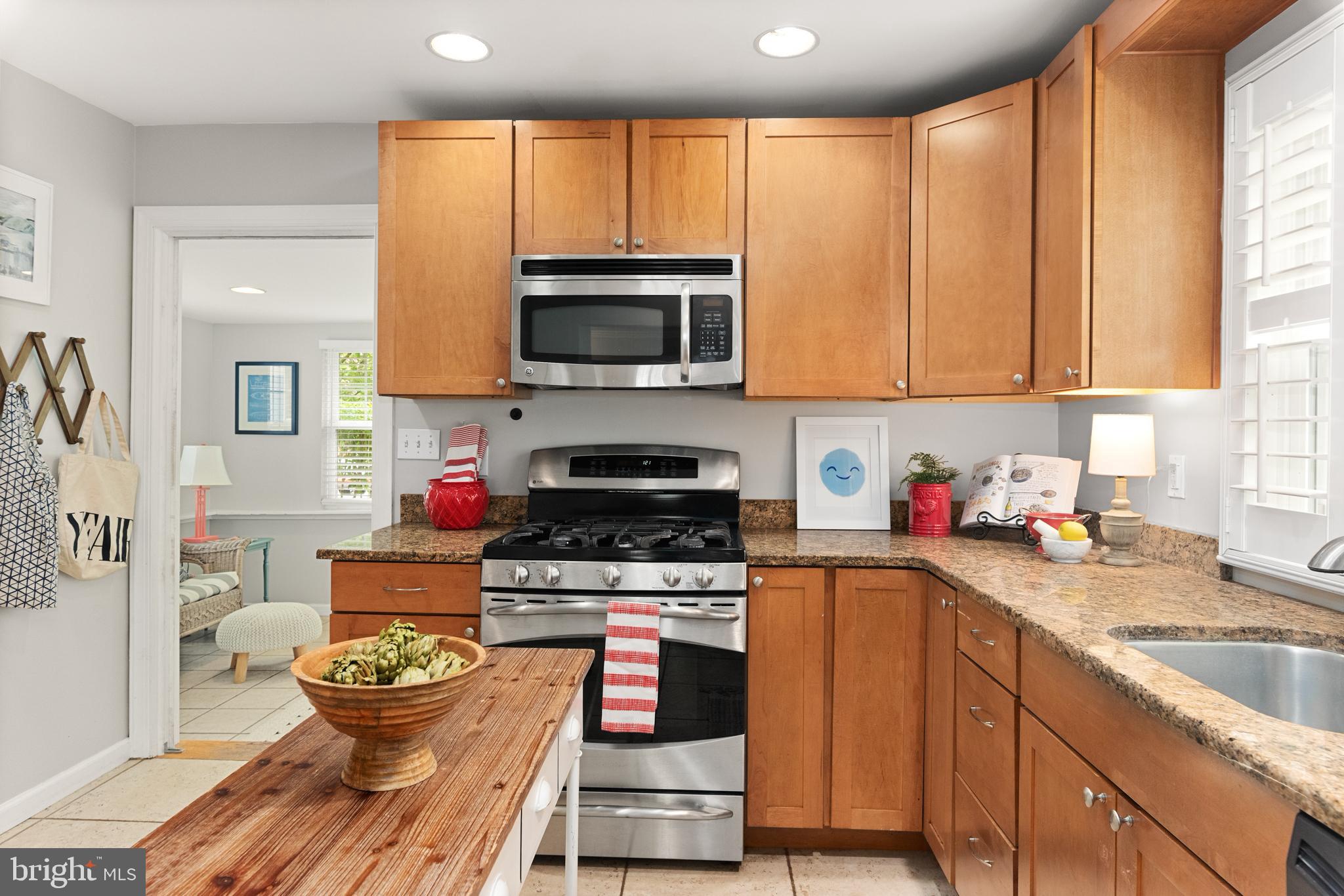 1606 St Margarets Road Annapolis, MD 21409 - Photo 22 of 50 Gas range with built in microwave