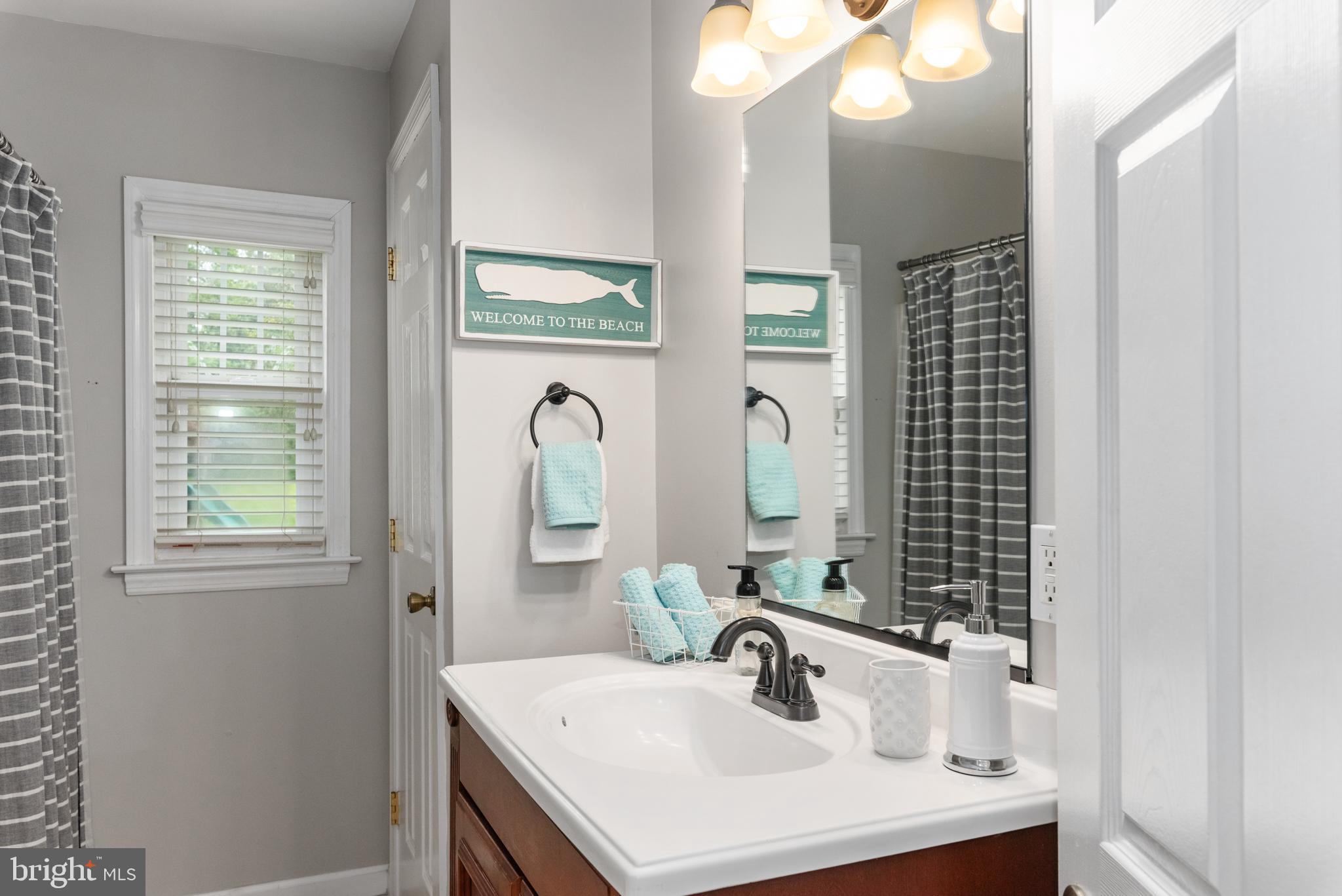 1606 St Margarets Road Annapolis, MD 21409 - Photo 29 of 50 Main level hall full bath with tub