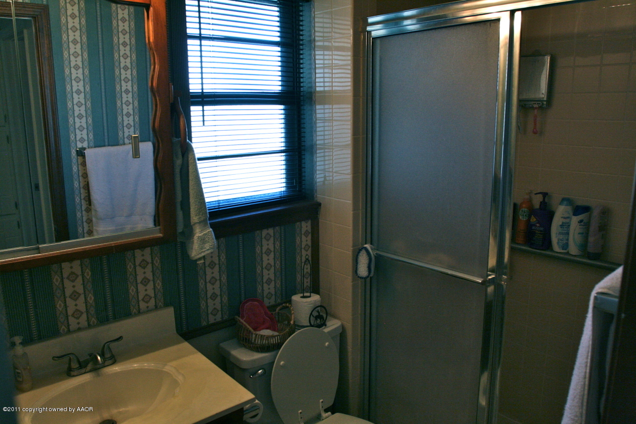5332 Capulin Lane Amarillo, TX 79110 - Photo 3 of 10 a bathroom with a sink toilet and tub