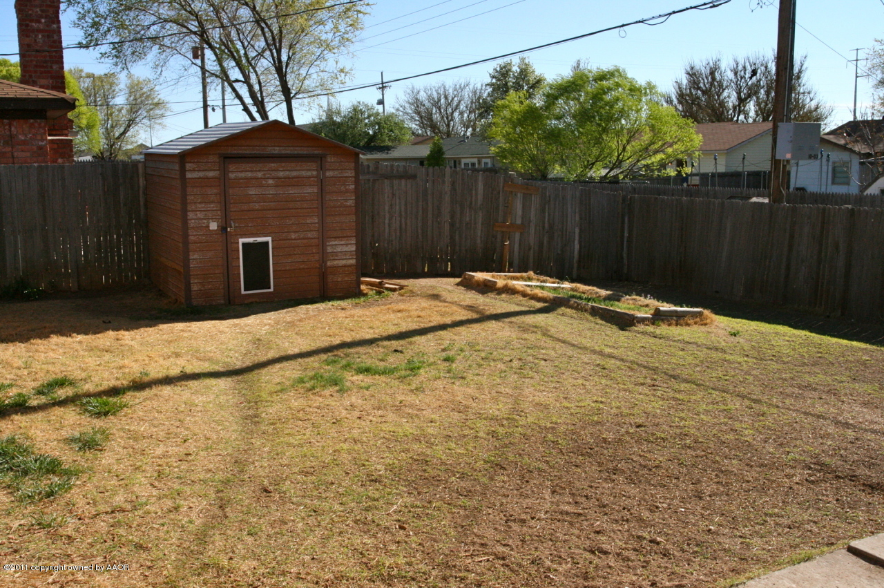 5332 Capulin Lane Amarillo, TX 79110 - Photo 8 of 10 a backyard of a house with lots of green space