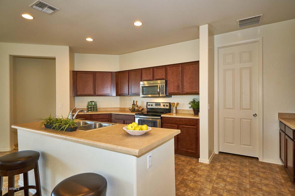 7556 West Darrel Road Laveen, AZ 85339 - Photo 33 of 40 Kitchen-Bar