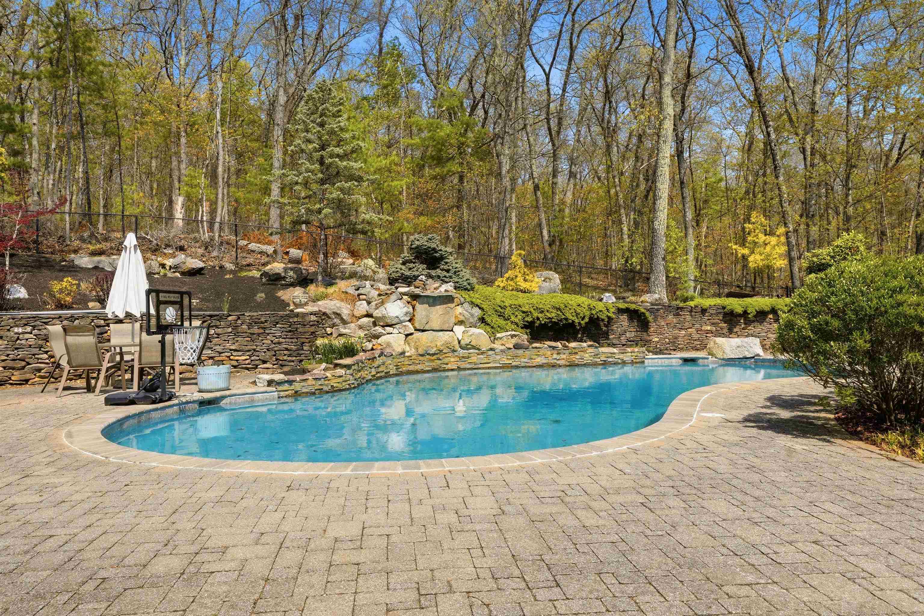 54 Sharon Road Windham, NH 03087 - Photo 7 of 58
