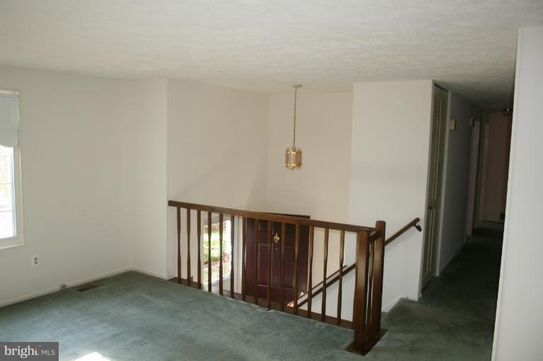 8639 Weems Road Manassas, VA 20110 - Photo 9 of 16 Living Room