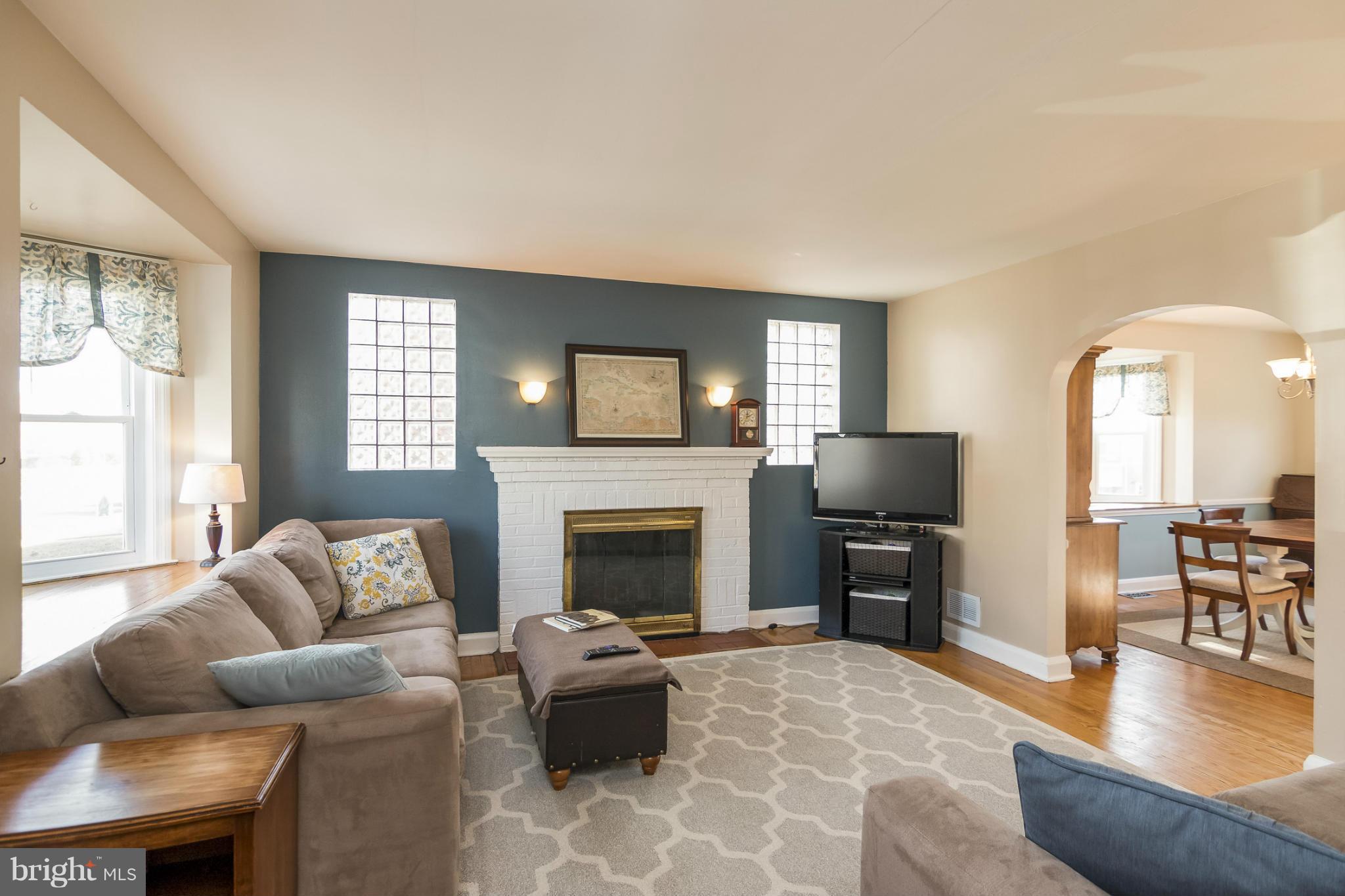1635 Hardwick Road Towson, MD 21286 - Photo 4 of 29 Living Room
