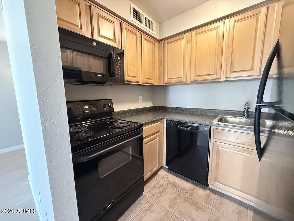1004 East Osborn Road, Unit E Phoenix, AZ 85014 - Photo 16 of 32 Kitchen
