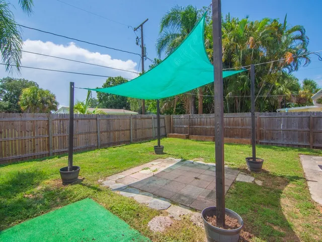 $2,300 | 1761 5th Court, Vero Beach, FL 32960